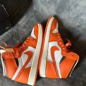 Kids Jordan 1 Retro sneakers